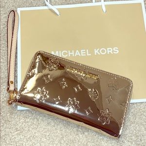 Michael Kors Phone Case Wrislet in Gold patent